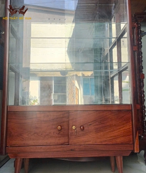 TỦ KÍNH GÕ CHÂN NHỌN BỌC ĐỒNG