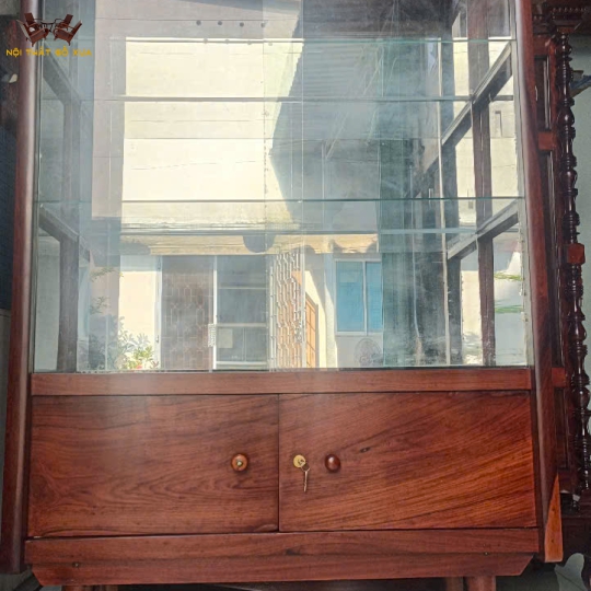 TỦ KÍNH GÕ CHÂN NHỌN BỌC ĐỒNG